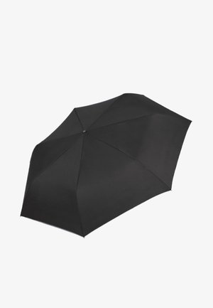 Schwarzer Regenschirm mit glatter, matter Oberfläche und acht Segmenten, ausgestattet mit einem zentralen Knopf zum Öffnen und Schließen. Keine Muster oder Verzierungen.