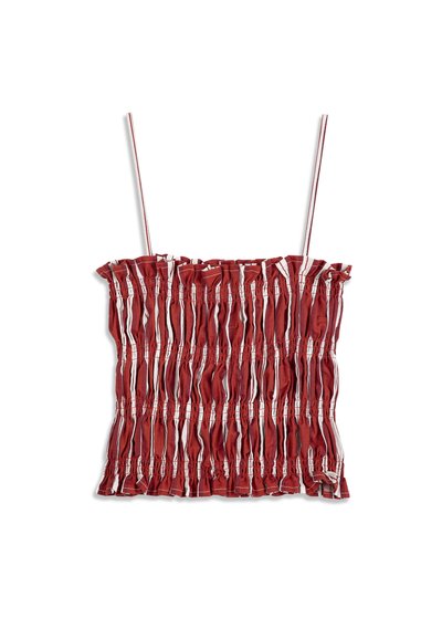 Haut court sans manches à rayures verticales rouges et blanches avec de fines bretelles spaghetti et une texture froncée et volants.