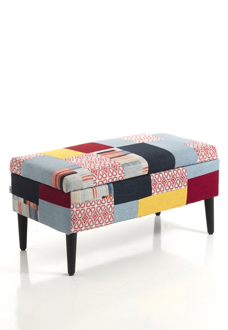 Polsterbank mit einem Patchwork-Design in Blau, Rot, Gelb und Creme. Sie verfügt über schwarze Holzbeine und eine weiche Textur.