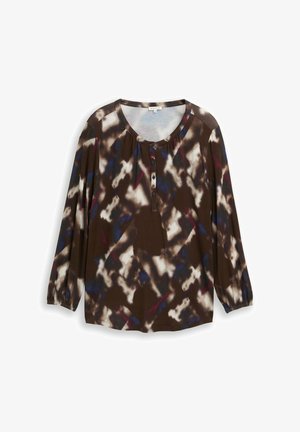 Langärmlige braune Bluse mit abstraktem Muster in Weiß, Blau und Rot, Rundhalsausschnitt und Knopfverschluss in der Mitte vorne.