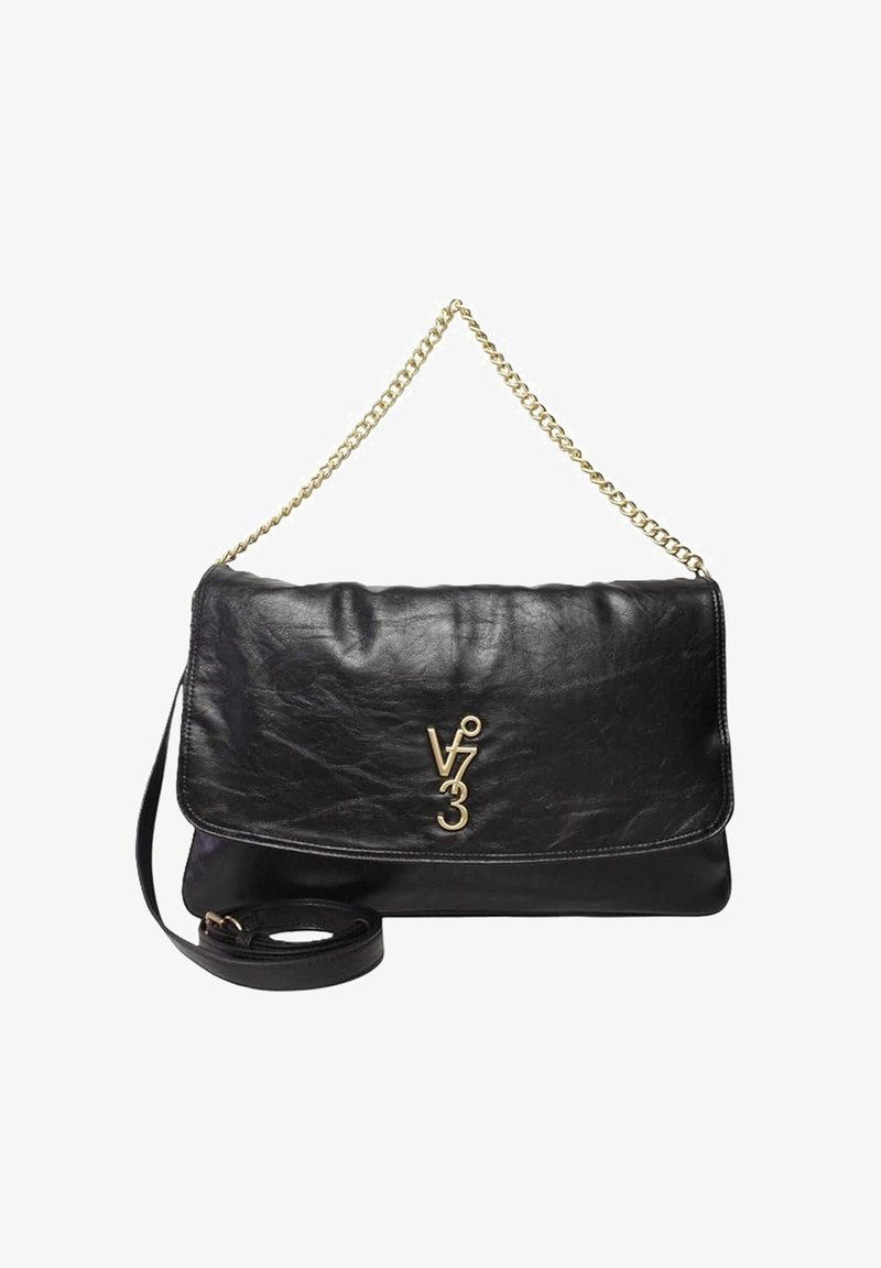 Bolso de hombro de cuero negro con cadena dorada como correa y el logo dorado "V 7 3" en la solapa frontal, acompañado de una correa de cuero ajustable.