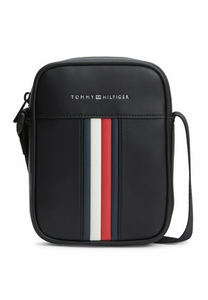 Czarna torba na ramię z pionowymi czerwonymi, białymi i granatowymi paskami oraz małym logo Tommy Hilfiger umieszczonym centralnie blisko góry.