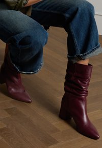 Manfield MIT ABSATZ - Bottes - rot