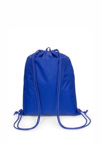 Blå drawstring ryggsäck tillverkad av slätt, lättviktigt tyg. Har dubbla snören för stängning och bärande, med en enkel, odekorerad design.