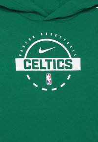 Moleton verde com texto branco "Boston Basketball Celtics", swoosh da Nike acima e logotipo da NBA abaixo, em design circular central.