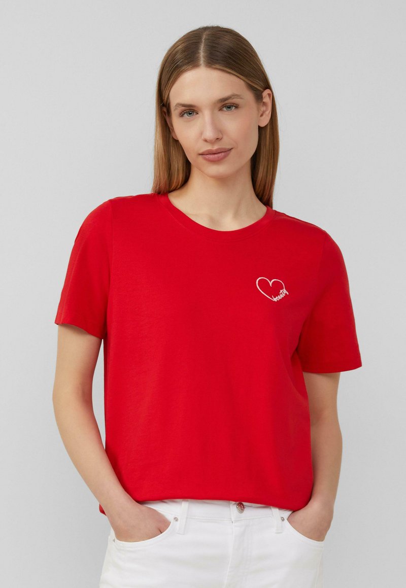 Rotes Baumwoll-T-Shirt mit kurzen Ärmeln, Rundhalsausschnitt und weißem Herzmotiv mit dem Wort "Schönheit" auf der linken Brust gestickt.
