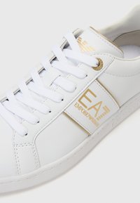 EA7 Emporio Armani CLASSIC UNISEX - Tenisice - full white/gold