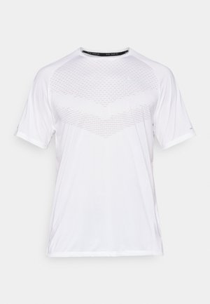 Weißes kurzärmeliges Sportshirt mit einem strukturierten geometrischen Muster auf der Vorderseite, aus leichtem Stoff, rundem Halsausschnitt und lässiger Passform.