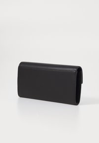 Svart lær lommebok med rektangulær form, glatt tekstur og minimalistisk design; har forsterkede sømmer langs kantene.