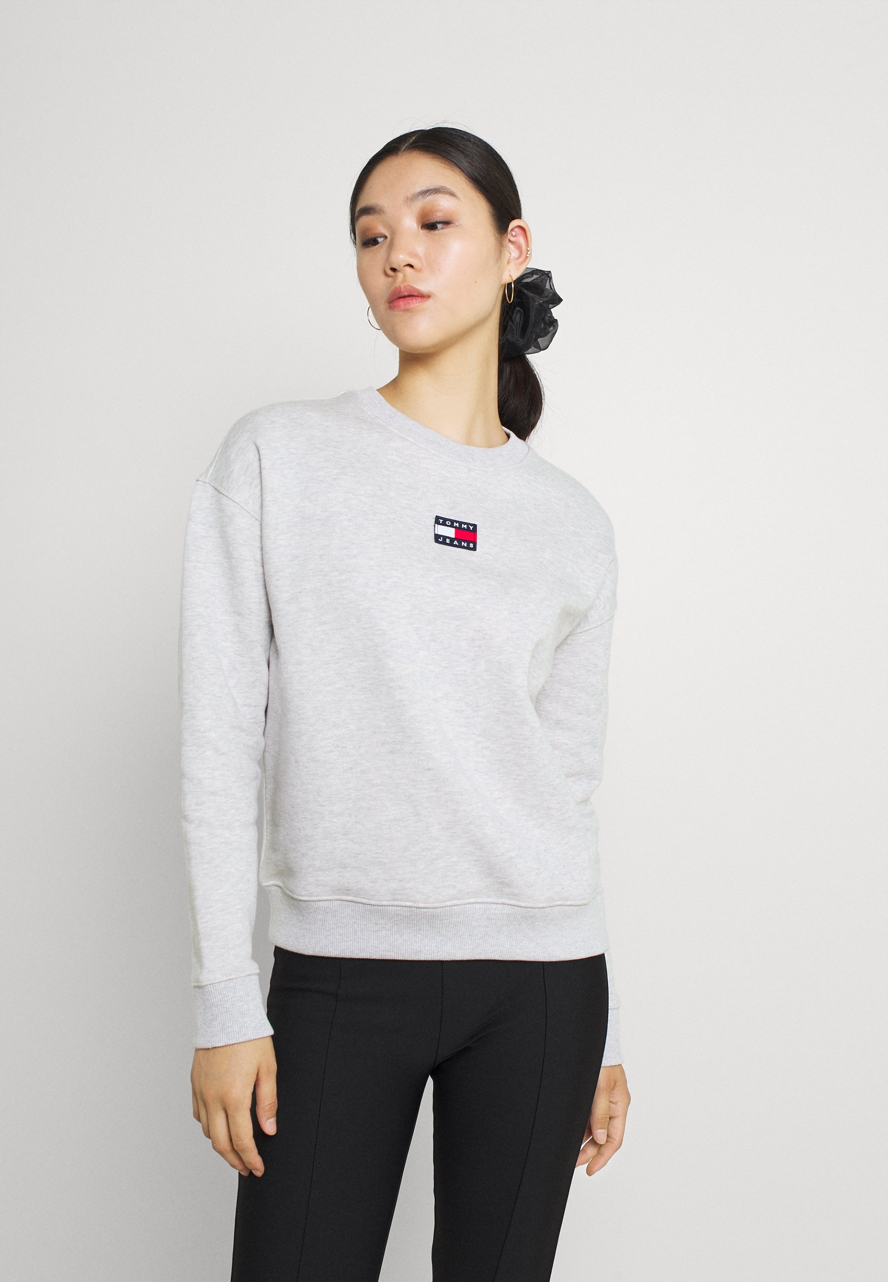 Tommy Jeans CENTER BADGE CREW - Sportinis megztinis - silver grey  heather/pilka - Zalando.lt