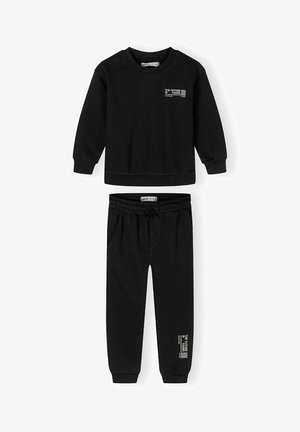 Fekete pulcsi és melegítőnadrág szett. A pulcsi kerek nyakú és szöveges dizájnnal készült; a melegítőnadrág rugalmas derékkal és oldalsó zsebekkel rendelkezik.