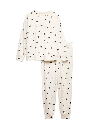 Witte katoenen pyjama set bestaande uit een langemouw top en bijpassende broek, beiden met kleine zwarte hartjespatronen. Zacht, casual ontwerp.