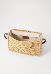 Borsa in paglia intrecciata con forma rettangolare, colore tono naturale, fodera in tessuto e manici in pelle. Presenta una chiusura a scatto magnetico e una tasca interna.
