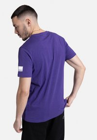 Redefined Rebel GUTI TEE - Camiseta estampada - prism violet