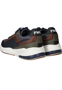 Heren sneakers met een mix van marineblauw stof, bruine leren accenten en een witte rubberen zool met een gestructureerd detail. Merken zichtbaar op de hiel.