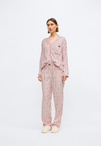 Set de pijama cu dungi roz, din țesătură moale. Include o cămașă cu nasturi, mâneci lungi și pantaloni asortați, ambele cu talie elastică.