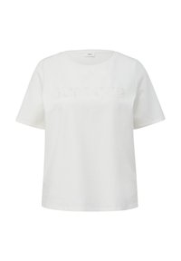 T-shirt blanc à col rond en coton avec un texte brodé "NUITS d'ÉTÉ" en fil doux et texturé sur la poitrine. Manches courtes.