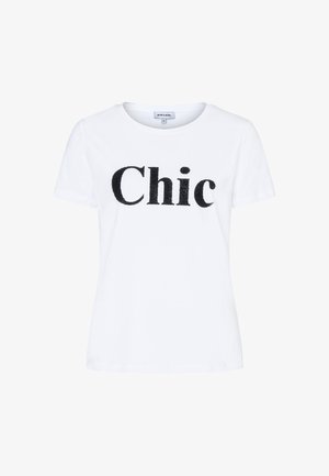 Weißes Baumwoll-T-Shirt mit einem schwarzen, flauschigen "Chic"-Schriftzug in der Mitte. Klassischer Rundhalsausschnitt und kurze Ärmel. Legerer Schnitt.