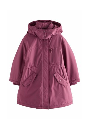 Giacca da esterno color bordeaux con cappuccio, dotata di bottoni a scatto, una tasca con zip e due tasche con patta, esposta su uno sfondo bianco.