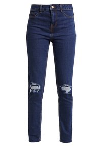 Vaqueros de mezclilla azul oscuro con cintura alta, forma ajustada y dos cortes desgastados en las rodillas. Costuras en contraste y cierre estándar con botón de metal.