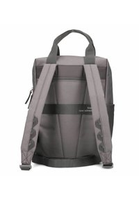 Mochila gris con correas de hombro acolchadas, una asa superior, un bolsillo con cremallera y texto en panel contrastante. Fabricada con tela duradera.