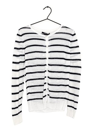 Cardigan blanc avec des rayures horizontales bleu marine, à boutons à l'avant, manches longues et ourlet côtelé. Fabriqué dans un matériau léger et légèrement texturé.