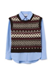 Dunkelbrauner Strickpullover mit geometrischen Mustern in Creme und Burgunder, über einem hellblauen Langarmhemd mit Knopfleiste getragen.