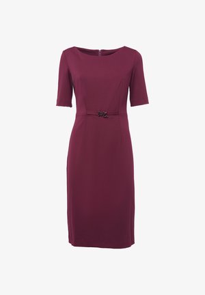 Abito bordeaux con scollatura rotonda, maniche corte, corpetto aderente e un accento decorativo nero in vita. Tessuto dalla consistenza liscia.