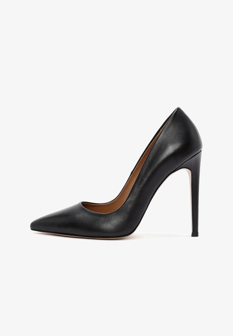 Escarpin noir en cuir, à talon aiguille et à bout pointu. Présente une texture lisse et un design minimaliste.