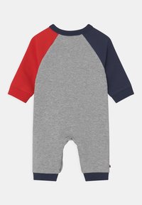 Mono de algodón gris con mangas raglán en rojo y azul marino, con puños acanalados y un cuello redondo, diseñado para la comodidad y facilidad de uso.