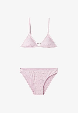 Ensemble bikini deux pièces rose clair avec haut triangulaire et bas assortis, présentant un motif en dentelle festonnée et des bretelles fines.