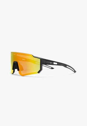 Occhiali da sole sportivi con montatura nera, grandi lenti gialle, design angolare e sottili aste nere con sottili dettagli in metallo.