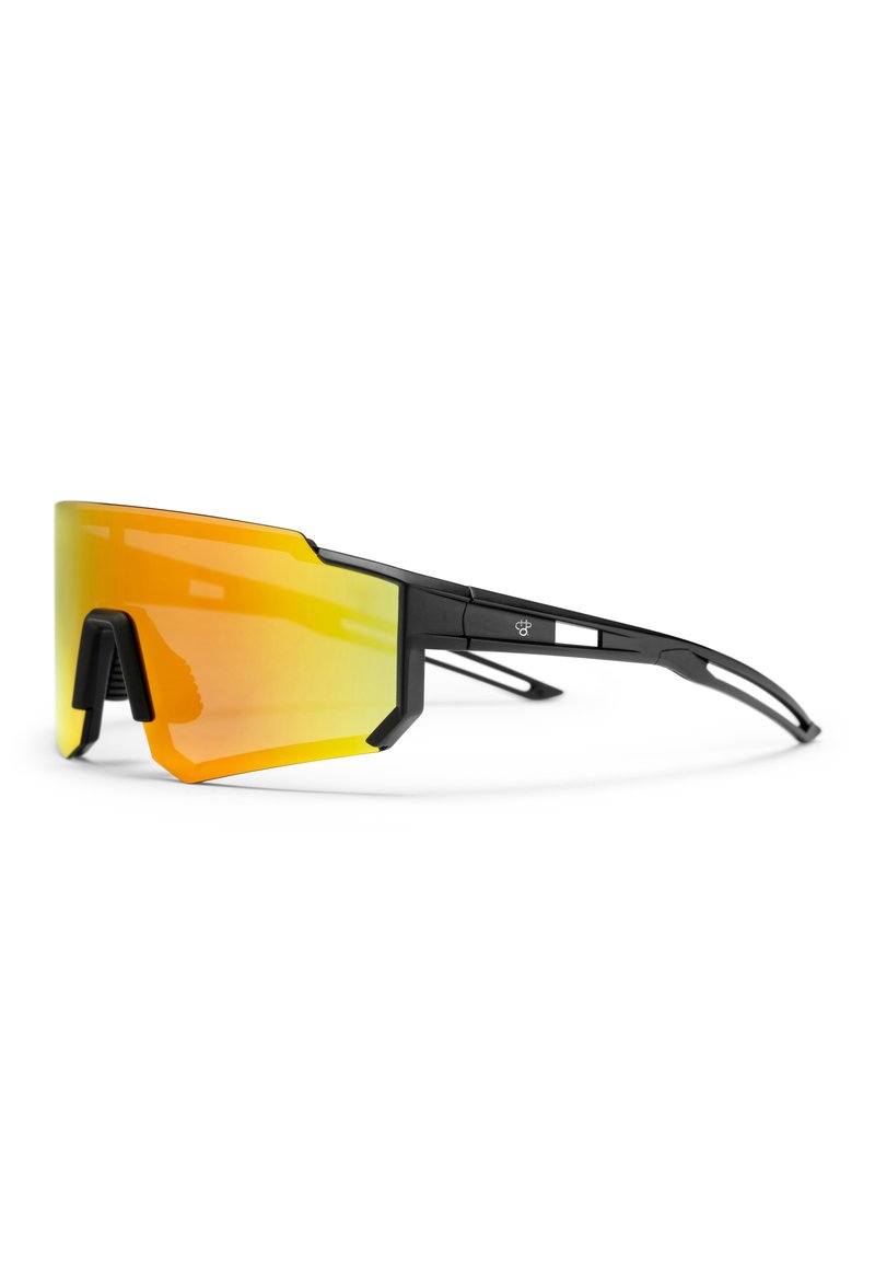 Αθλητικά γυαλιά ηλίου με μαύρο σκελετό, μεγάλους φακούς με κίτρινη απόχρωση, γωνιώδη σχεδίαση και λεπτούς μαύρους βραχίονες με διακριτικές μεταλλικές λεπτομέρειες.