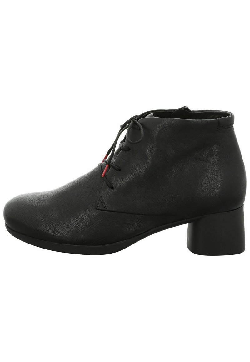 Botas de cuero negras hasta el tobillo con punta redonda, cordones frontales y un acabado texturizado, con un tacón bajo en bloque. Detalles en rojo.