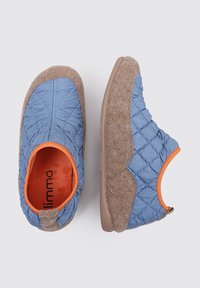 Plantilla acolchada de color azul claro con acentos de fieltro beige, ribete naranja y suela marrón. Diseño slip-on para fácil uso. Materiales texturizados en todo el producto.