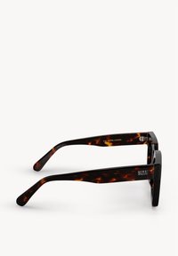  schildpadbril met rechthoekige zwarte montuur. Bevat gepolariseerde lenzen, een gladde textuur en metalen accenten op de armen.