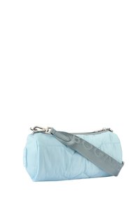 Borsa a tracolla in eco-pelle azzurro chiaro, con hardware argentato e una tracolla regolabile in tessuto grigio che presenta il nome del brand. Forma cilindrica.