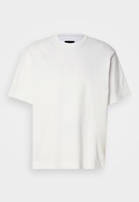 Λευκό βαμβακερό T-shirt με στρογγυλή λαιμόκοψη, κοντά μανίκια και ανάγλυφο κυκλικό λογότυπο στο αριστερό στήθος. Απαλή υφή και κανονική εφαρμογή.