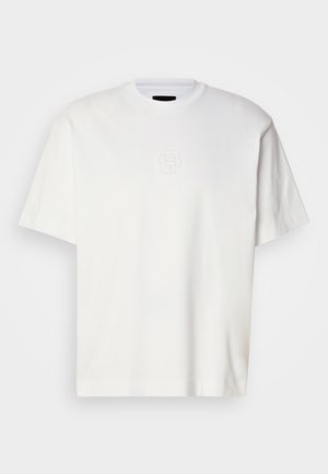 Λευκό βαμβακερό T-shirt με στρογγυλή λαιμόκοψη, κοντά μανίκια και ανάγλυφο κυκλικό λογότυπο στο αριστερό στήθος. Απαλή υφή και κανονική εφαρμογή.