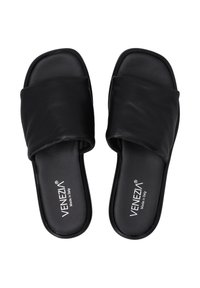 Sorte læder slide sandaler med en bred, blød rem over vristen, åben tå-design og flad sål. "Venezia" branding på indersålen.