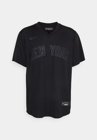 Mustat Nike-paidat, joissa on V-aukko. Rintapielessä on lihavoitu teksti "NEW YORK" ja helmassaan logo-tarra. Lyhyt hiha.