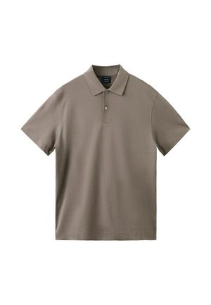 Kurzärmliges Poloshirt in Taupe mit zwei Knöpfen und klassischem Kragen, flach auf einem weißen Hintergrund liegend.