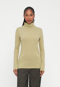 Langsleeve coltrui in gedempt olijfgroen, gemaakt van zacht, textuurachtig materiaal. Aansluitend ontwerp met een iets ontspannen silhouet.