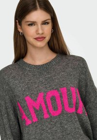 Suéter gris de manga larga, con un atrevido gráfico rosa de "AMOUR". Tejido de punto texturizado con un escote redondo.