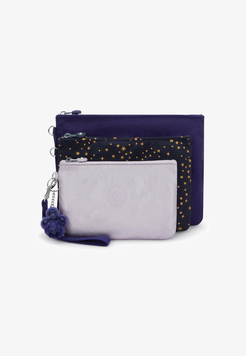 Tres bolsitas con cremallera en púrpura, negra con estrellas doradas y lavanda clara, con una correa de muñeca púrpura y un llavero de peluche adjunto a la bolsita más pequeña.