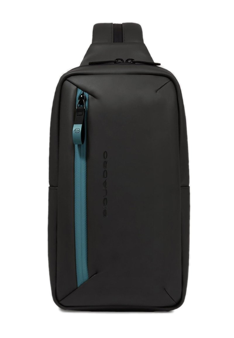 Zwarte rugzak met een gestructureerd ontwerp, voorzien van een turquoise ritssluiting aan de voorkant, een gladde textuur en een logo aan de zijkant.