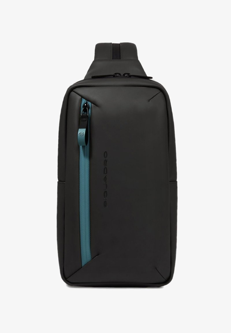 Zwarte rugzak met een gestructureerd ontwerp, voorzien van een turquoise ritssluiting aan de voorkant, een gladde textuur en een logo aan de zijkant.