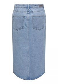 Jupe en denim bleu clair avec une coupe droite, cinq poches et une petite étiquette de marque au-dessus de la taille arrière. L'ourlet présente une légère courbe.