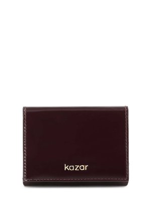 Tmavohnedá lesklá kožená peňaženka zložená, so zlatým logom „kazar“ uprostred na prednej strane, na bielom pozadí.