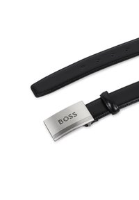 Μαύρη δερμάτινη ζώνη με γυαλιστερή ασημένια ορθογώνια αγκράφα με ανάγλυφο το λογότυπο "BOSS." Διαθέτει λείο υφή και πολλαπλές οπές για ρύθμιση.